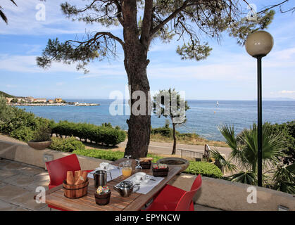 Tabella pronti per la prima colazione sul mare in Corsica Foto Stock