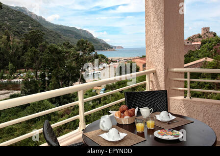 Tabella per una colazione sul mare in Corsica Foto Stock