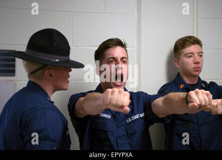 Stati Uniti La guardia costiera comandanti di compagnia dal Training Center Capo può praticare in seconda classe Cadetti presso l'U.S. Coast Guard Academy 12 Maggio 2015 in New London, CT. Foto Stock