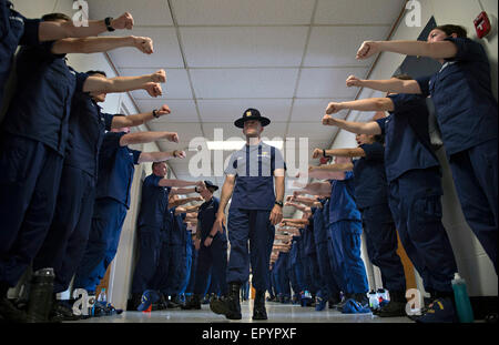 Stati Uniti La guardia costiera comandanti di compagnia dal Training Center Capo può praticare in seconda classe Cadetti presso l'U.S. Coast Guard Academy 12 Maggio 2015 in New London, CT. Foto Stock