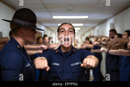 Stati Uniti La guardia costiera comandanti di compagnia dal Training Center Capo può praticare in seconda classe Cadetti presso l'U.S. Coast Guard Academy 12 Maggio 2015 in New London, CT. Foto Stock