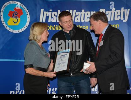 Il cantante irlandese Damien Dempsey riceve un premio dal acqua irlandese in sicurezza Georges Hall presso il Castello di Dublino dopo che egli ha salvato due nuotatori nella Contea di Wexford recentemente a Dublino offre: Breda Collins,Damien Dempsey,Noel parete dove: Dublino, Irlanda quando: 18 Nov 2014 Credit: WENN.com Foto Stock