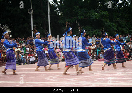 Bengalese ragazze indigene eseguire una danza tradizionale per contrassegnare il mondo popoli indigeni giorno presso la centrale di Shaheed Minar. Foto Stock