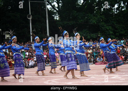 Bengalese ragazze indigene eseguire una danza tradizionale per contrassegnare il mondo popoli indigeni giorno presso la centrale di Shaheed Minar. Foto Stock