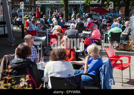 Southport, Merseyside Regno Unito 23 maggio, 2015. Cafe patroni della città giardini come Arti & Mestieri demo sono in scena nei luoghi dei dintorni di Wesley Street e unlet unità commerciale e arcate in Southport come un Bank Holiday attrazione turistica. Un evento di beneficenza organizzato dal cancro Macmillian supporto. Credito: Mar fotografico/Alamy Live News Foto Stock