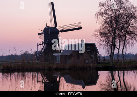 Mulino a Woerdens Verlaat dopo il tramonto vicino alla Kromme Mijdrecht. Foto Stock