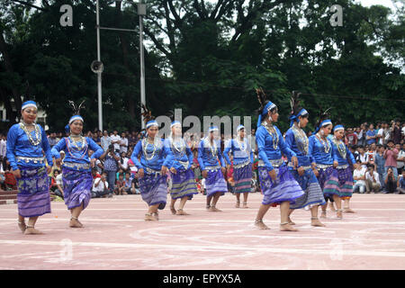 Bengalese ragazze indigene eseguire una danza tradizionale per contrassegnare il mondo popoli indigeni giorno presso la centrale di Shaheed Minar. Foto Stock