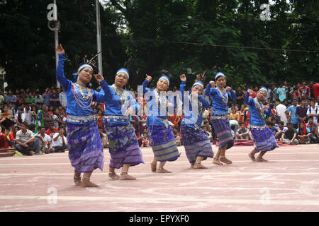 Bengalese ragazze indigene eseguire una danza tradizionale per contrassegnare il mondo popoli indigeni giorno presso la centrale di Shaheed Minar. Foto Stock