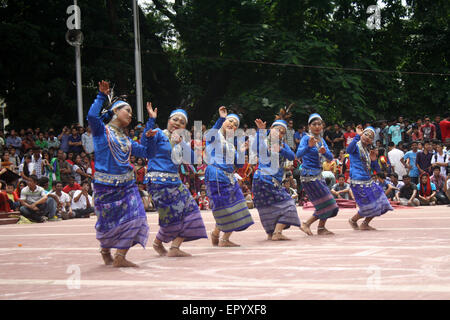 Bengalese ragazze indigene eseguire una danza tradizionale per contrassegnare il mondo popoli indigeni giorno presso la centrale di Shaheed Minar. Foto Stock