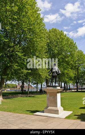 Una statua di bronzo di Sir Walter Raleigh all'esterno del museo marittimo di Greenwich, Londra, Inghilterra, Regno Unito. Foto Stock