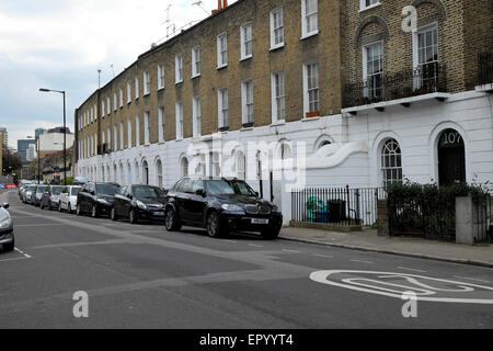 Fila di alloggiamento a schiera in pastorella a piedi, Londra UK KATHY DEWITT Foto Stock