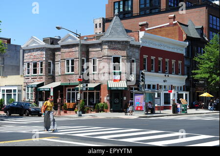 Stati Uniti Washington DC negozi e imprese insieme 14th Street NW vicino alla U Street corridor angolo del XIV e strade T Foto Stock