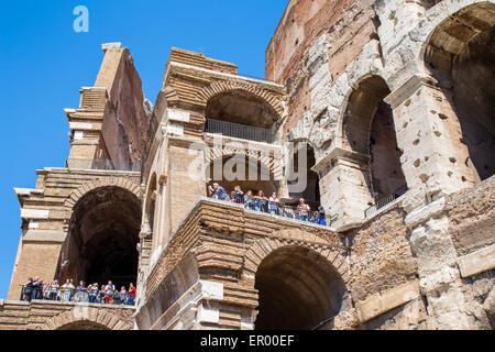 I turisti che visitano il Colosseo anfiteatro a Roma Foto Stock