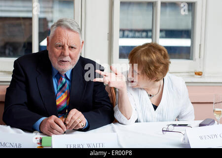 Terry Waite e Wendy a far fronte al oldie pranzo letterario 19/05/15 Foto Stock