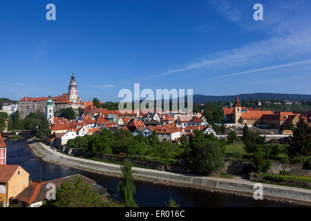 Cesky Krumlov, Repubblica Ceca, vista panoramica della città con il castello gotico sopra il fiume Moldava, paesaggio culturale europeo Foto Stock