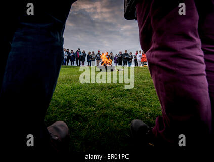 Illuminazione di Firle Beacon nelle vicinanze del Lewes, East Sussex, da don Pietro Owen-Jones. Una catena di beacon sono state accese in tutta la diocesi di Chichester stasera come chiese prepararsi a celebrare le fiamme della Pentecoste e la nascita della Chiesa. L'illuminazione dei fari segnerà inoltre il lancio di diocesana della strategia a livello di Diocesi Anglicana chiese intensificare la loro divulgazione alle comunità locali. " Questi sono solo alcuni esempi delle parrocchie organizzazione di eventi che ricordano delle comunità che essi servono della ragione per la Pentecoste è avvenuto in primo luogo dice il Vescovo di Lewes, Richard Jackson. Foto Stock