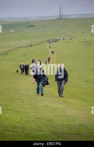 Illuminazione di Firle Beacon nelle vicinanze del Lewes, East Sussex, da don Pietro Owen-Jones. Una catena di beacon sono state accese in tutta la diocesi di Chichester stasera come chiese prepararsi a celebrare le fiamme della Pentecoste e la nascita della Chiesa. L'illuminazione dei fari segnerà inoltre il lancio di diocesana della strategia a livello di Diocesi Anglicana chiese intensificare la loro divulgazione alle comunità locali. " Questi sono solo alcuni esempi delle parrocchie organizzazione di eventi che ricordano delle comunità che essi servono della ragione per la Pentecoste è avvenuto in primo luogo dice il Vescovo di Lewes, Richard Jackson. Foto Stock