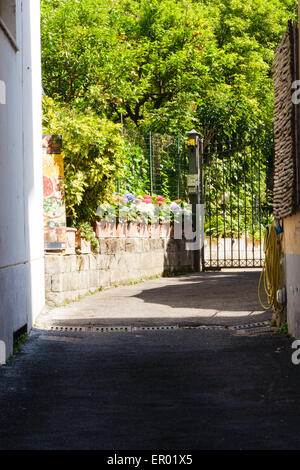 Strada stretta a Sorrento Foto Stock