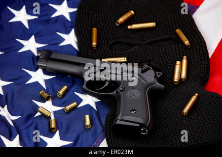 Pistola Beretta giacente su passamontagna e gli Stati Uniti d'America bandiera Foto Stock