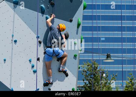 Chicago, Stati Uniti d'America. 23 Maggio, 2015. Una bella giornata di primavera porta gli alpinisti e coloro che desiderano imparare a la roccia Malkin-Sacks pareti di arrampicata in Maggie Daley Park. Credito: Todd Bannor/Alamy Live News Foto Stock