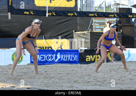 New Orleans, Louisiana, Stati Uniti d'America. 23 Maggio, 2015. Erri Walsh Jennings e Aprile Ross attendere il servire durante il season opener di AVP pallavolo sulla spiaggia lungo il lago Pontchartrain a New Orleans in Louisiana Credito: Cal Sport Media/Alamy Live News Foto Stock