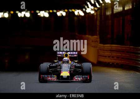 Monte Carlo, Monaco. 23 Maggio, 2015. DANIEL RICCIARDO dell Australia e Infiniti Red Bull Racing rigidi durante la sessione di qualifiche del 2015 Grand Prix di Formula 1 di Monaco. © James Gasperotti/ZUMA filo/Alamy Live News Foto Stock