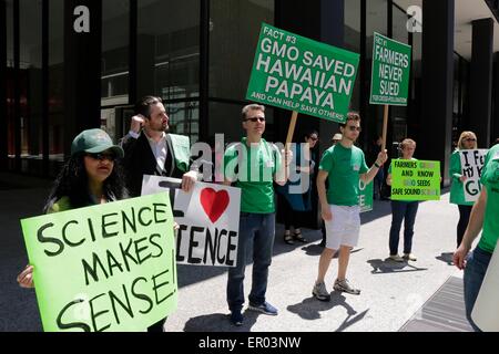 Chicago, Stati Uniti d'America 23 Maggio, 2015. Un gruppo di contro-manifestanti a marzo contro la Monsanto in Federal Plaza oggi. Il contatore di manifestanti di supportare la crescita di organismi geneticamente ingegnerizzato colture alimentari. Credito: Todd Bannor/Alamy Live News Foto Stock