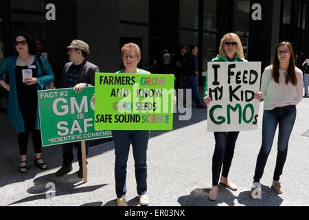 Chicago, Stati Uniti d'America 23 Maggio, 2015. Un gruppo di contro-manifestanti a marzo contro la Monsanto in Federal Plaza oggi. Il contatore di manifestanti di supportare la crescita di organismi geneticamente ingegnerizzato colture alimentari. Credito: Todd Bannor/Alamy Live News Foto Stock