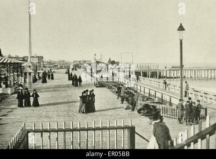 La passeggiata sulla spiaggia nel marzo Asbury Park, NJ 1902 Foto Stock