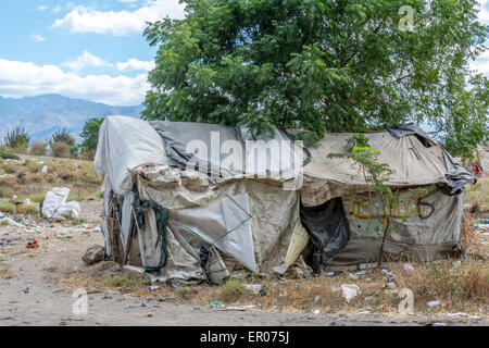 Capanna di archiviazione per gli elementi riciclabili raccolti da gente povera in una discarica di rifiuti in Guatemala Foto Stock