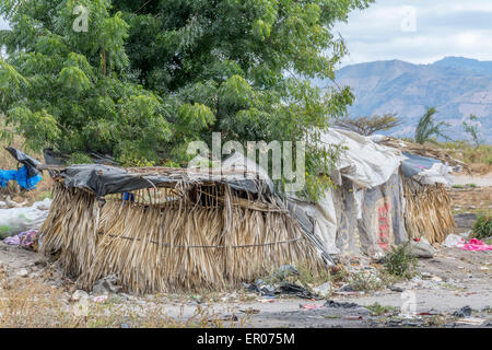 Capanne di archiviazione per gli elementi riciclabili raccolti da gente povera in una discarica di rifiuti in Guatemala Foto Stock