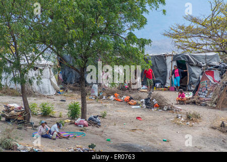 Capanne di archiviazione per gli elementi riciclabili raccolti da gente povera in una discarica di rifiuti in Guatemala Foto Stock