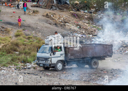 Carrello erogazione di rifiuti in discarica in Guatemala Foto Stock