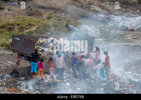 I poveri lo scarico e lo smistamento recyclables da un camion della spazzatura in Guatemala Foto Stock