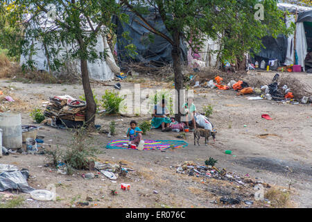 Capanne di archiviazione per gli elementi riciclabili raccolti da gente povera in una discarica di rifiuti in Guatemala Foto Stock