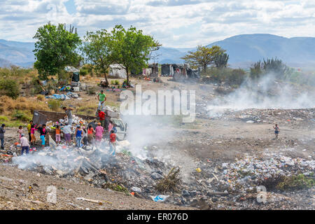 I poveri lo scarico e lo smistamento recyclables da un camion della spazzatura in Guatemala Foto Stock