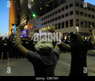 Cleveland, USA. 23 Maggio, 2015. I manifestanti hanno alzato le loro mani prima che la polizia di Cleveland, Ohio, Stati Uniti, 23 maggio 2015. Poco dopo un bianco funzionario di polizia negli Stati Uniti stato dell'Ohio è stato trovato non colpevole per l uccisione di un inerme uomo nero e la donna dopo un 22-Mile chase auto nel novembre 2012, U.S. Il dipartimento della giustizia ha annunciato la sua intenzione di riesaminare il caso. Credito: Bao Dandan/Xinhua/Alamy Live News Foto Stock