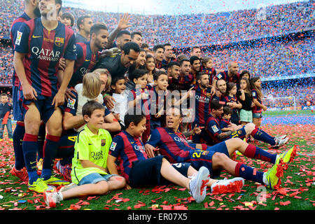 Barcellona, Spagna. 23 Maggio 2015.Barcellona celebrare i giocatori per vincere il titolo del Campionato con il trofeo dopo lo spagnolo BBVA Liga (prima divisione Soccer League) corrispondono bwtween FC Barcelona e RC Deportivo La Coruna al Camp Nou stadium di Barcellona, Spagna, 23 maggio 2015. Credito: Xinhua/Alamy Live News Foto Stock