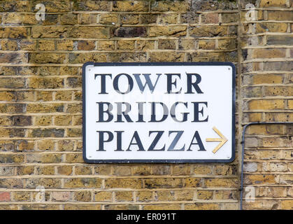 Il Tower Bridge piazza segno a Londra Foto Stock