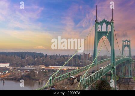 St Johns ponte in Portland Oregon oltre il fiume Willamette con Mt St Helens View Foto Stock