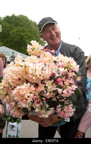 Londra, Regno Unito. 23 Maggio, 2015. I membri del pubblico portano fiori e piante sull'ultimo giorno dal Chelsea Flower Show Credito: amer ghazzal/Alamy Live News Foto Stock