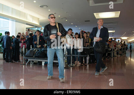 Tokyo, Giappone. Xxiv Maggio, 2015. Attore americano, scrittore e regista e produttore George Clooney arriva a Tokyo International Airport il 24 maggio 2015, Tokyo, Giappone. Centinaia di tifosi giapponesi è venuto a salutare Clooney che era felice di agitare le mani con molti di loro. George è in Giappone per la prima volta in otto anni di assistere alla prima del suo nuovo film ''Tomorrowland''. Il film si apre al pubblico giapponese il 6 giugno. Credito: Rodrigo Reyes Marin/AFLO/Alamy Live News Foto Stock