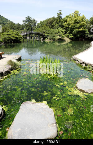 Giardino giapponese con stagno e fiume Foto Stock