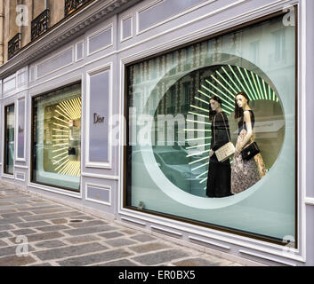 Christian Dior window display. Avenue Montaigne, Parigi - strada di elegante e lussuoso hotel design a negozi di moda Foto Stock