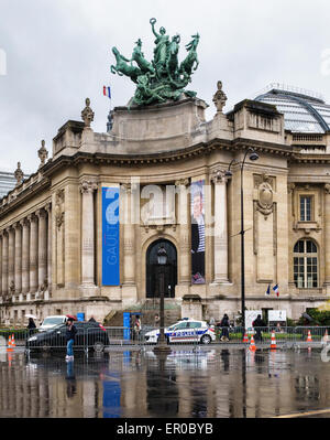 Parigi Grand Palais galleria d'arte esterno - Pietra edificio Beaux Arts con quadriga di bronzo scultura di Georges Recipon Foto Stock