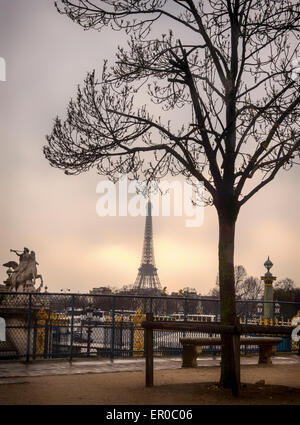 Parigi, Place de la Concorde, la Torre Eiffel e la statua equestre di fama Pegasus di equitazione al tramonto, vista dal giardino delle Tuileries Foto Stock