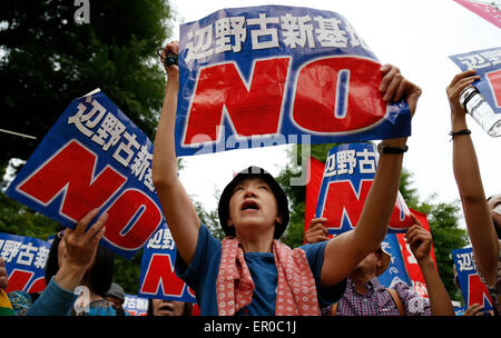 Tokyo, Giappone. Xxiv Maggio, 2015. Le persone che frequentano una dimostrazione di fronte alla Dieta (parlamento) edificio in Tokyo, Giappone, 24 maggio 2015. Circa 15.000 persone hanno partecipato al rally contro la costruzione della base Usa in Henoko, Prefettura di Okinawa. Credito: Stringer/Xinhua/Alamy Live News Foto Stock