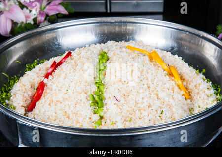 Riso orientale il piatto con il pepe sul display in un hotel e ristorante a buffet Foto Stock