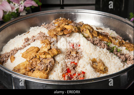 Oriental maklouba piatto di riso sul display in un hotel e ristorante a buffet Foto Stock