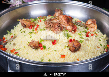 Oriental kabsa piatto di riso con pollo sul display in un hotel e ristorante a buffet Foto Stock